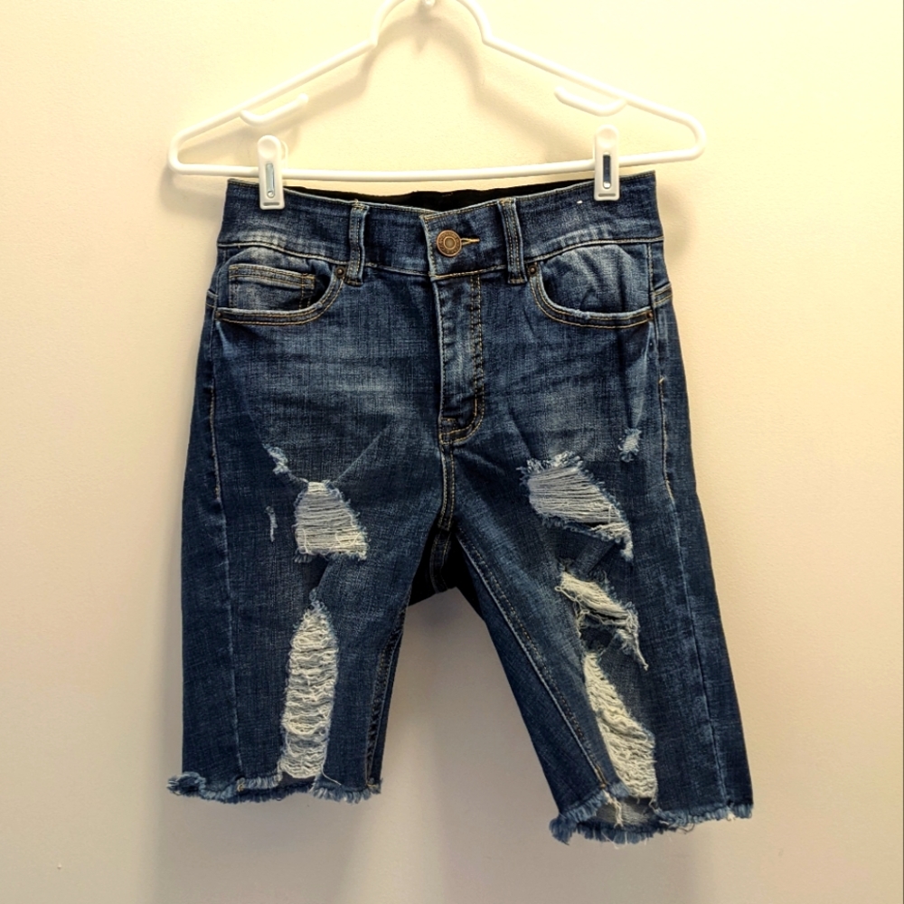 5/$25 🍁 NY & CO Curvy Sculpting Bermuda Shorts